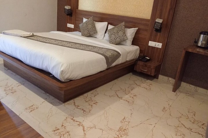Room 5 of 17