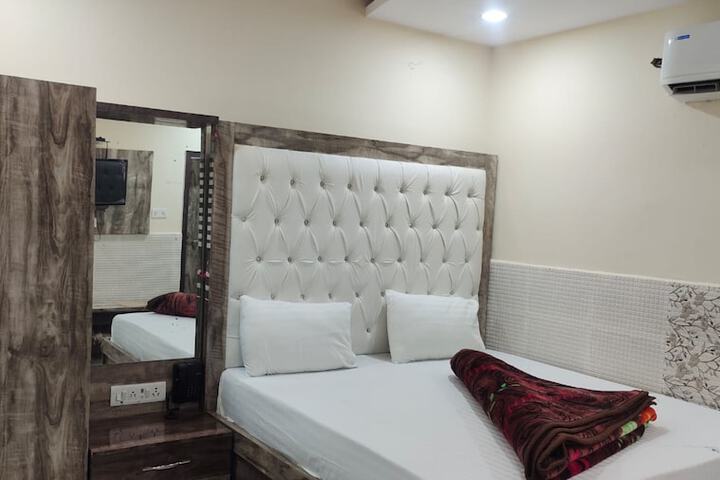 Room 5 of 18