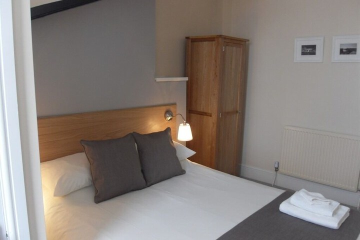 Room 6 of 17