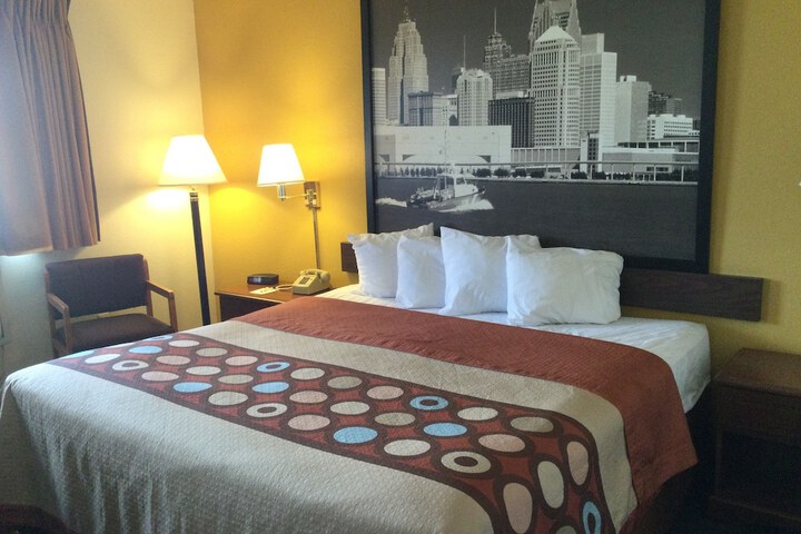 1 King Bed (1 of 14)