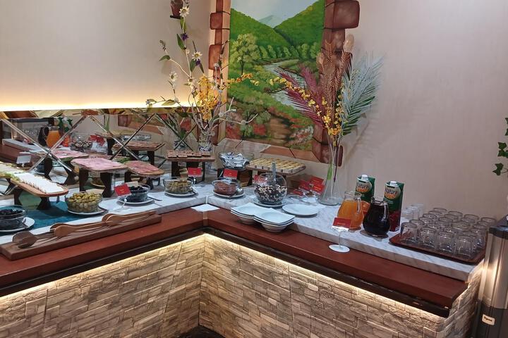 Dining 4 of 31