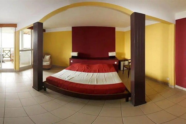 Room 4 of 14