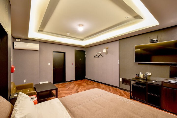 Room 10 of 84