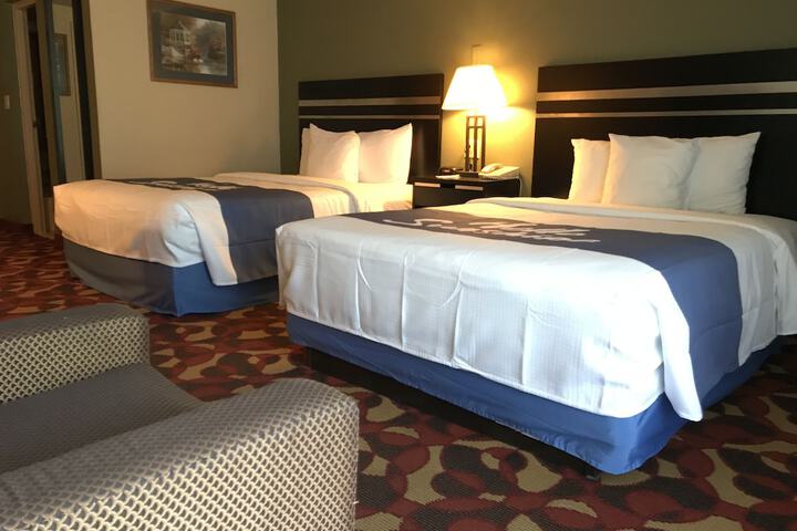 2 Queen Beds (3 of 14)