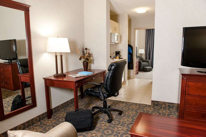 1 King Bed Gretzky Wing Microwave and Refrigerator Sofa Bed High Speed Internet Accessible Full Breakfast (5 of 33)