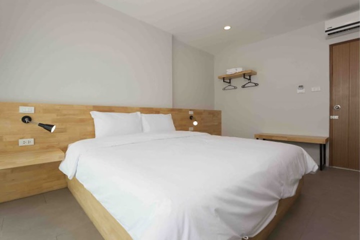 Room 6 of 28