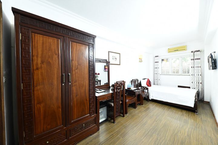 Room 4 of 36