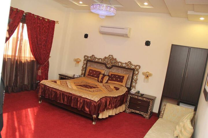 Room 10 of 24