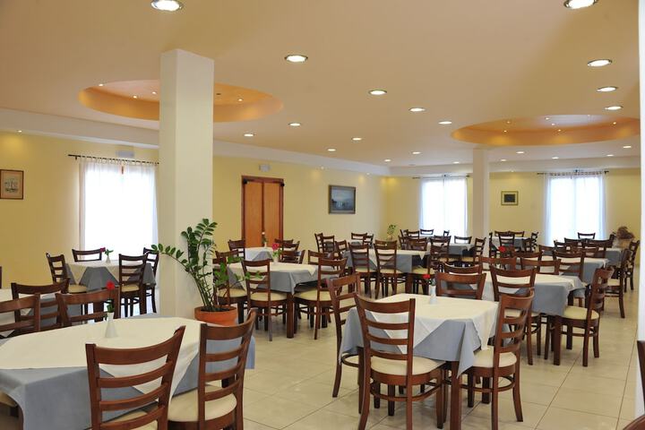 Dining 46 of 58