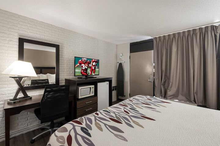 Deluxe King Bed (3 of 10)