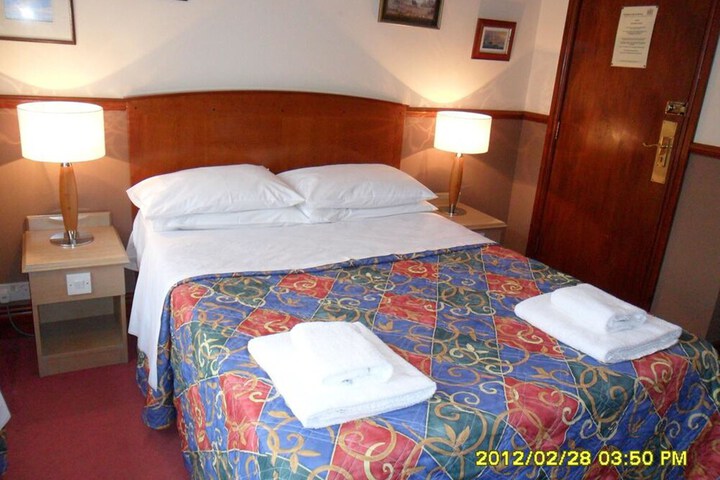 Room 4 of 17