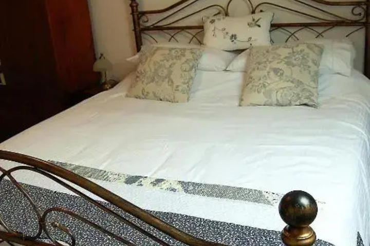 Room 4 of 8