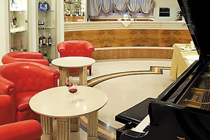 Lounge 34 of 43