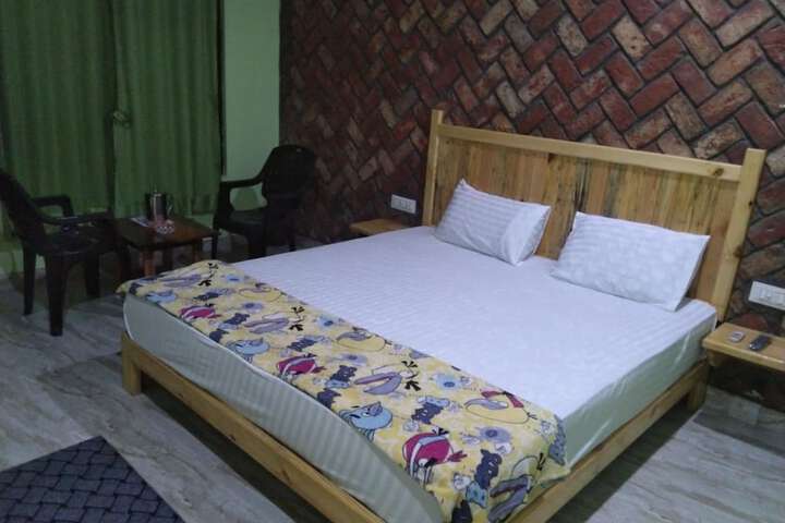 Room 5 of 16