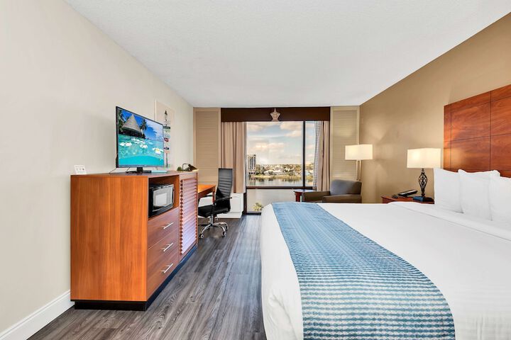 Premium Room 1 King Bed with Water View (9 of 16)