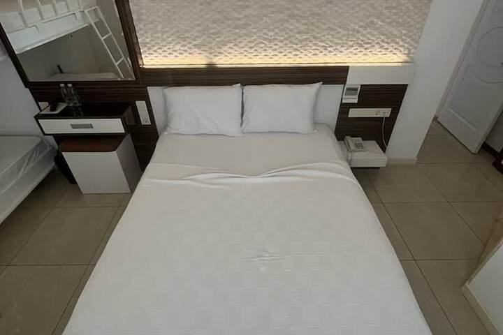 Room 8 of 68
