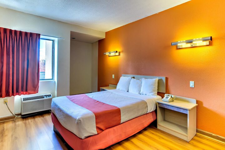 1 King Bed (4 of 11)