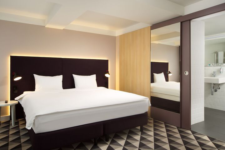 Room 8 of 48