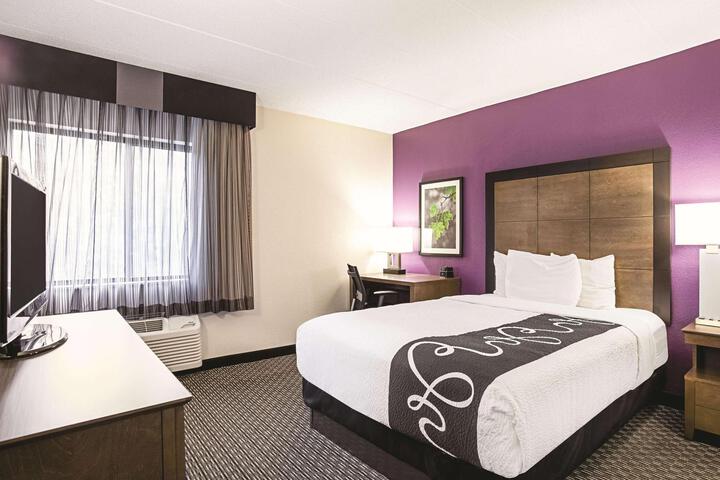 1 Queen Bed (3 of 19)