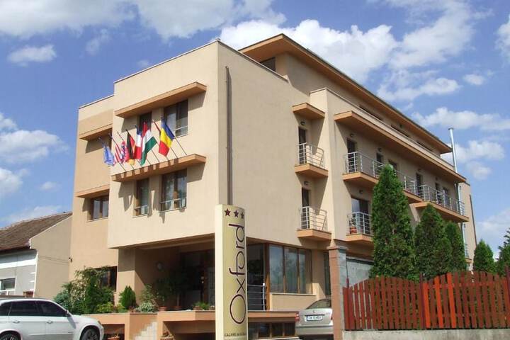 Hotel Oxford Inn & Suites