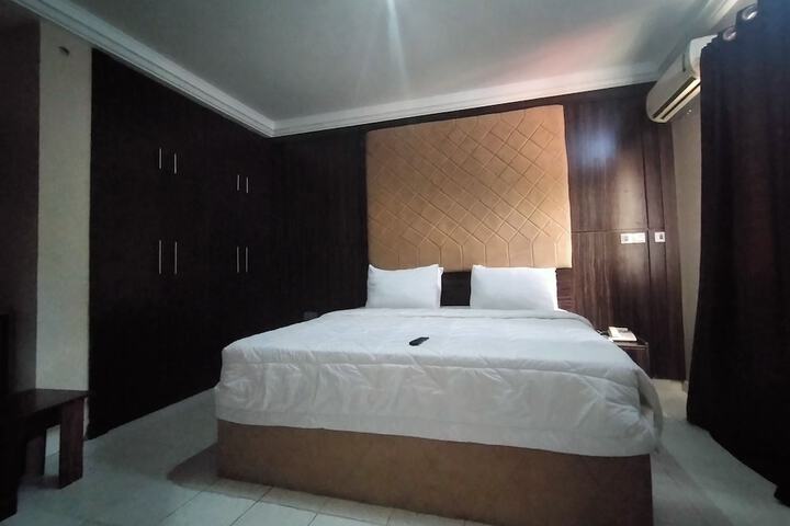Room 8 of 34