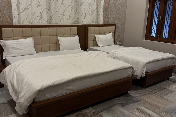 Room 10 of 14