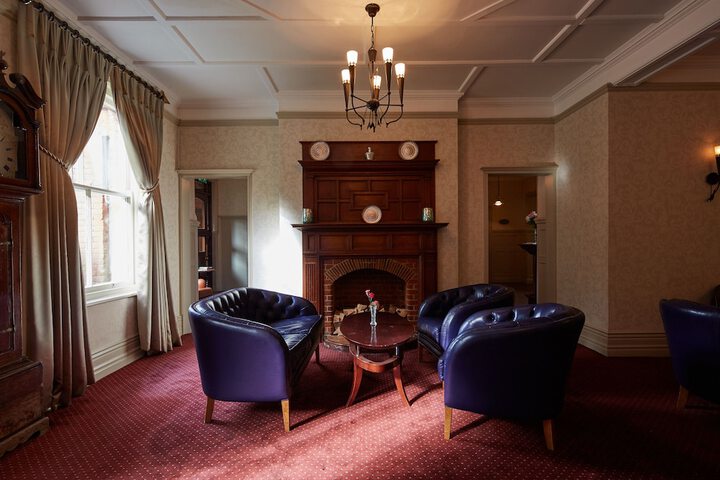 Lounge 100 of 142
