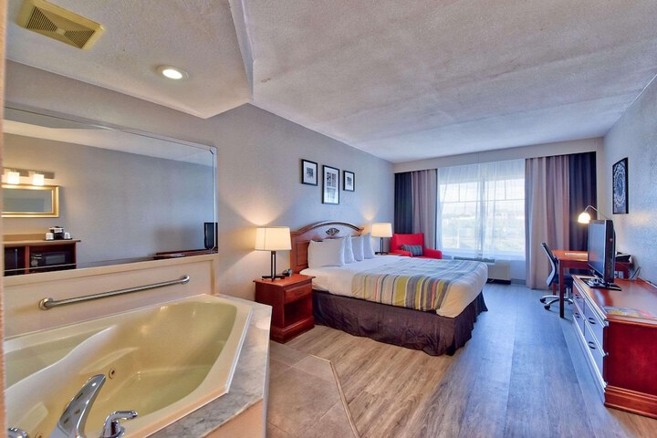1 King Bed (7 of 17)
