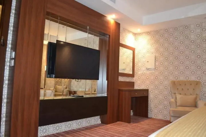 Room 6 of 11