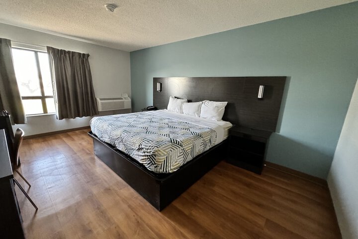 1 King Bed (12 of 18)