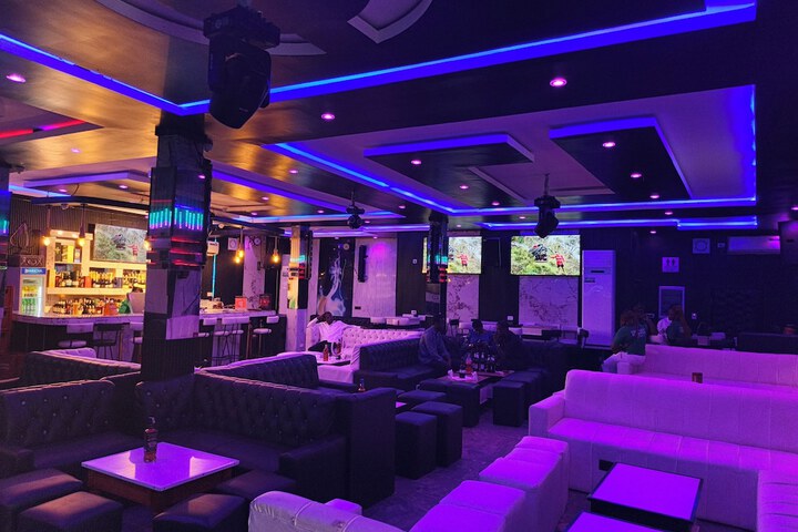 Lounge 74 of 99