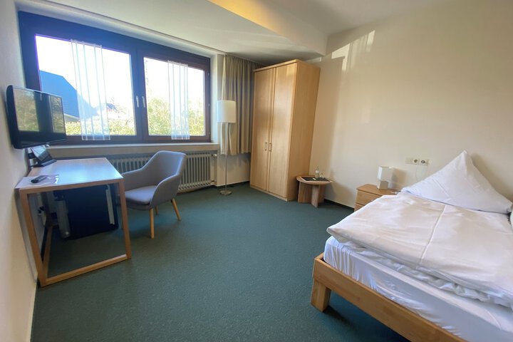 Room 2 of 66