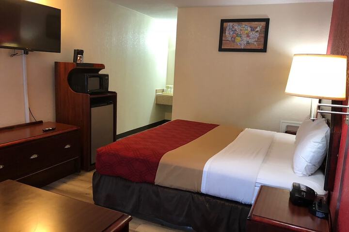 1 King Bed (4 of 8)
