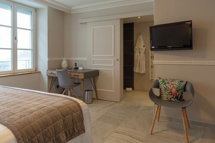 Room 8 of 28