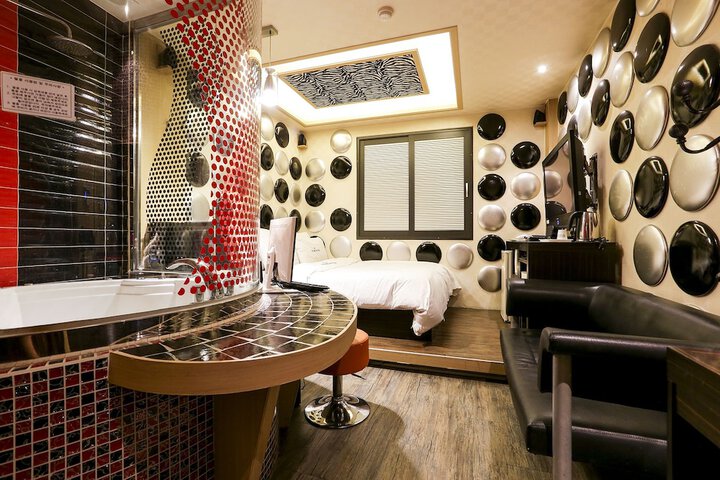 Room 3 of 92