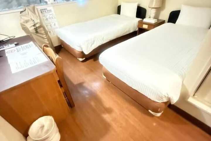 Room 6 of 16