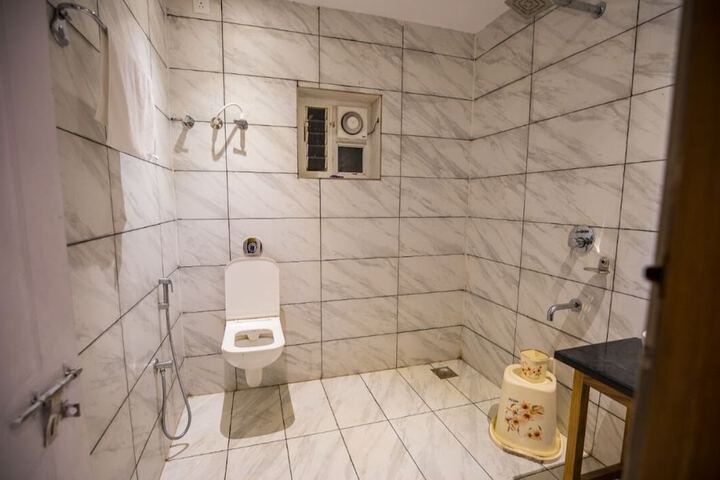 Room 8 of 12