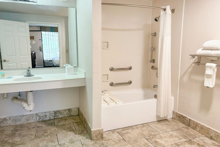Room 16 of 28