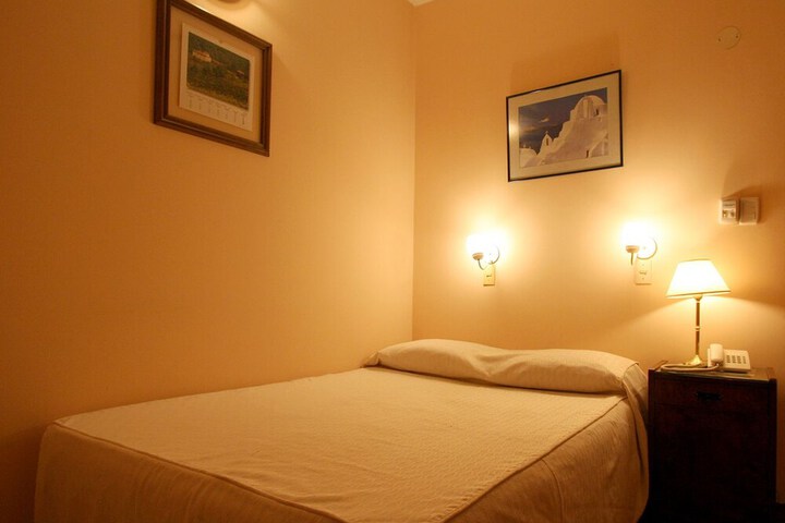 Room 11 of 18