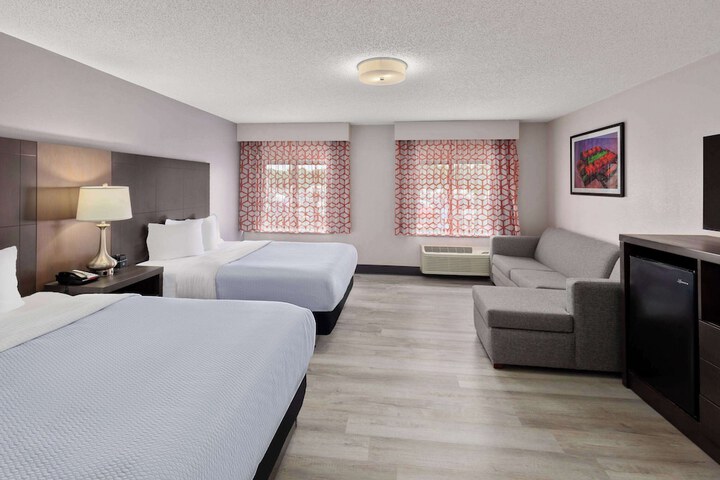 Queen Bed Accessible (4 of 12)