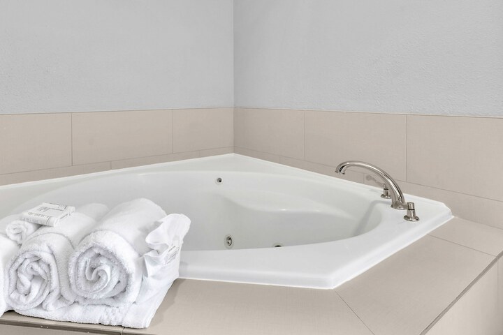 Private spa tub