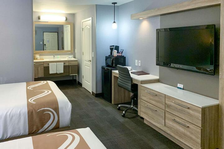 1 Queen Bed (3 of 12)