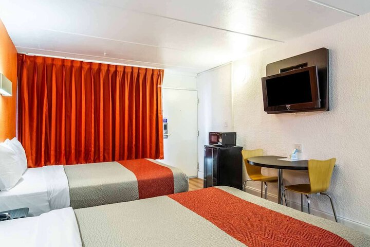 2 Double Beds (4 of 14)