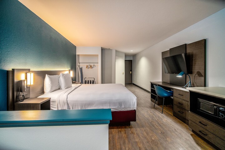 1 King Bed (8 of 23)
