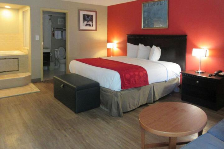 1 King Bed (16 of 18)