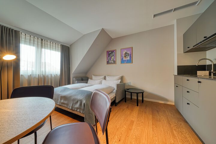 Room 10 of 32