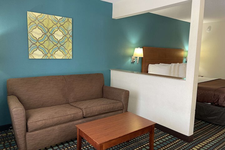 1 King Bed - Wireless High Speed Internet, Microwave and Refrigerator, Coffee Maker Iro (3 of 10)