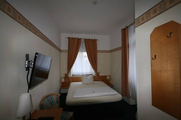 Room 4 of 16