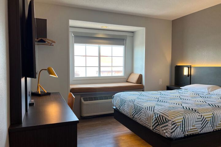 1 Queen Bed (4 of 16)
