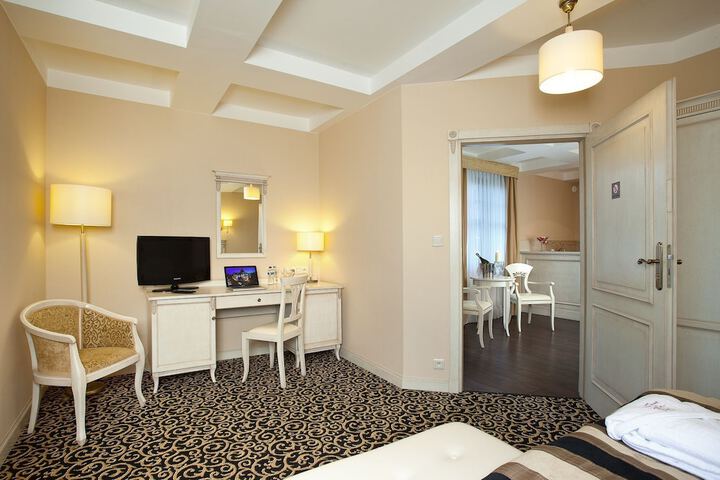 Room 6 of 46